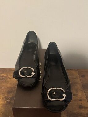Gucci Black Patent Peep-Toe Flats with Silver G Buckle Size 40
